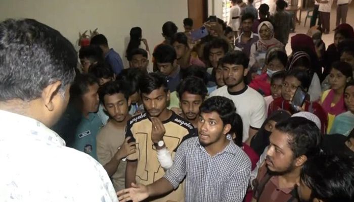 এইচএসসিতে ফেল করা শিক্ষার্থীদের বিক্ষোভ 