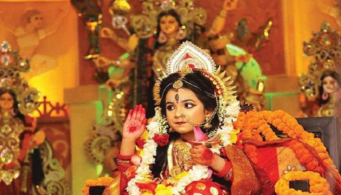 চলছে দেবী দুর্গার আরাধনা, আজ মহাঅষ্টমী