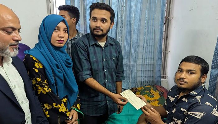 ৩২ জনকে আর্থিক সহায়তা জুলাই শহীদ স্মৃতি ফাউন্ডেশনের 