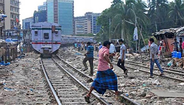 রাজধানীর কারওয়ান বাজারে ট্রেনের ধাক্কায় মাছ বিক্রেতার মৃত্যু  