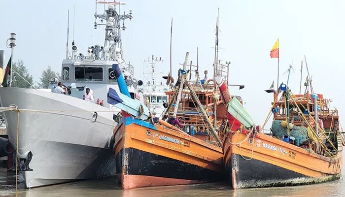 বাংলাদেশি জলসীমায় এসে ইলিশ ধরছিল ভারতের ৪৮ জেলে