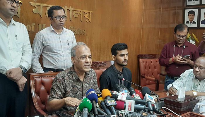 যেসব পুলিশ যোগদান করেনি তারা ক্রিমিনাল: স্বরাষ্ট্র উপদেষ্টা