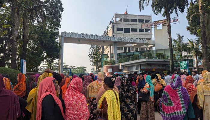 বেতন বাড়ানোর দাবিতে ঢাকা-আরিচা মহাসড়কে শ্রমিকদের বিক্ষোভ