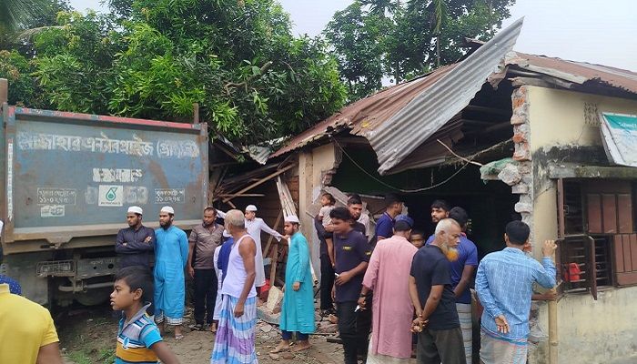 নিয়ন্ত্রণ হারিয়ে মাদ্রাসায় ট্রাক, ১২ শিক্ষার্থী আহত