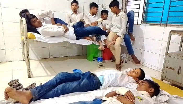 লালমনিরহাটে হামলায় ১৮ শিক্ষার্থী আহত