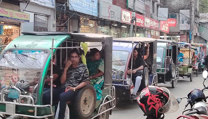 অবৈধ অটোবাইকে যানজট ভোগান্তিতে মানিকগঞ্জ পৌরবাসী