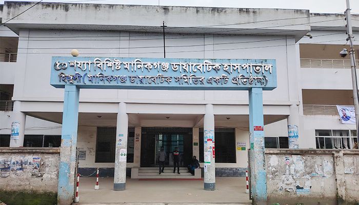 মানিকগঞ্জে হাসপাতালে মুখোশধারীদের অতর্কিত হামলা