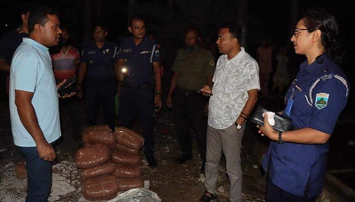 নাটোরে প্রাইভেটকারে মিলল ৬০ কেজি গাঁজা