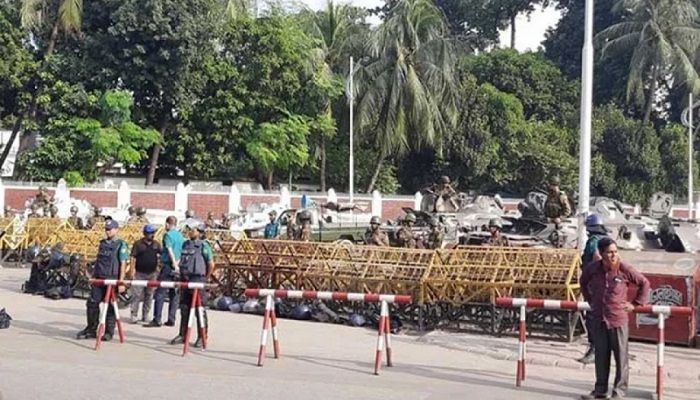 পরিস্থিতি মোকাবেলায় বঙ্গভবনের সামনে সতর্ক সেনাবাহিনী-বিজিবি