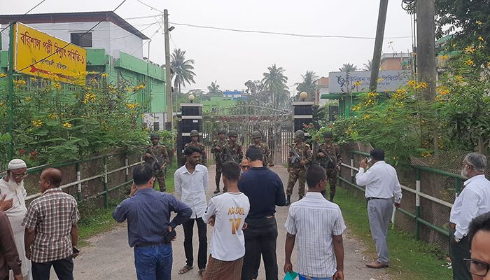 ৫ লাখ গ্রাহককে ৪ ঘণ্টা ভোগান্তিতে রেখে পল্লী বিদ্যুৎ কর্মচারীদের প্রতিবাদ