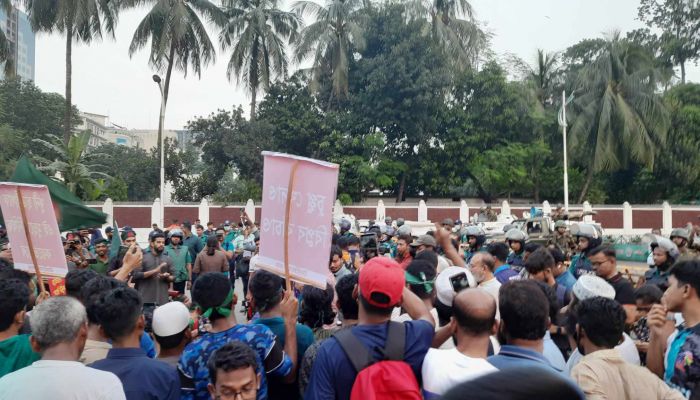 ২৪ ঘণ্টার মধ্যে রাষ্ট্রপতিকে পদত্যাগের আল্টিমেটাম