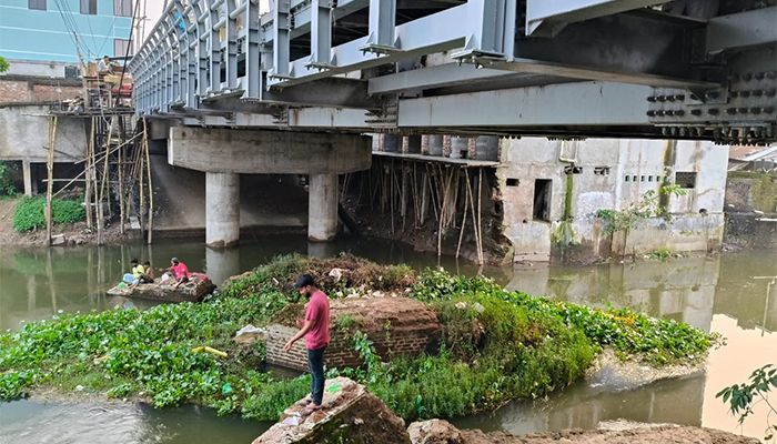 কালীগঞ্জ চিত্রা নদী যেন এক ডাস্টবিন
