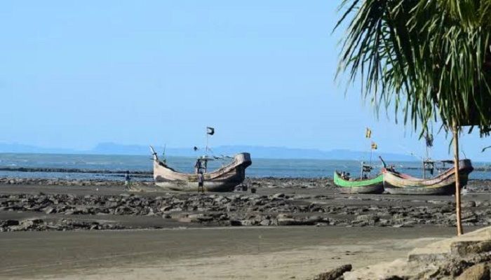 বৈরী আবহাওয়ায় সেন্টমার্টিনে নৌযান চলাচল বন্ধ 