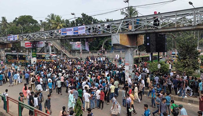 সায়েন্সল্যাব মোড় অবরোধ ৭ কলেজ শিক্ষার্থীদের  
