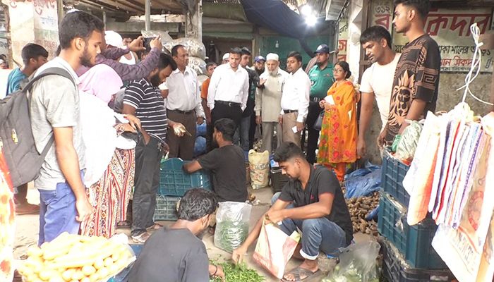 শিক্ষার্থীদের নিয়ে কাঁচা মরিচের আড়তে অভিযান