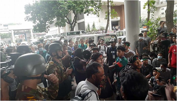 বাধা উপেক্ষা করে সচিবালয়ে ৫ শতাধিক শিক্ষার্থী  