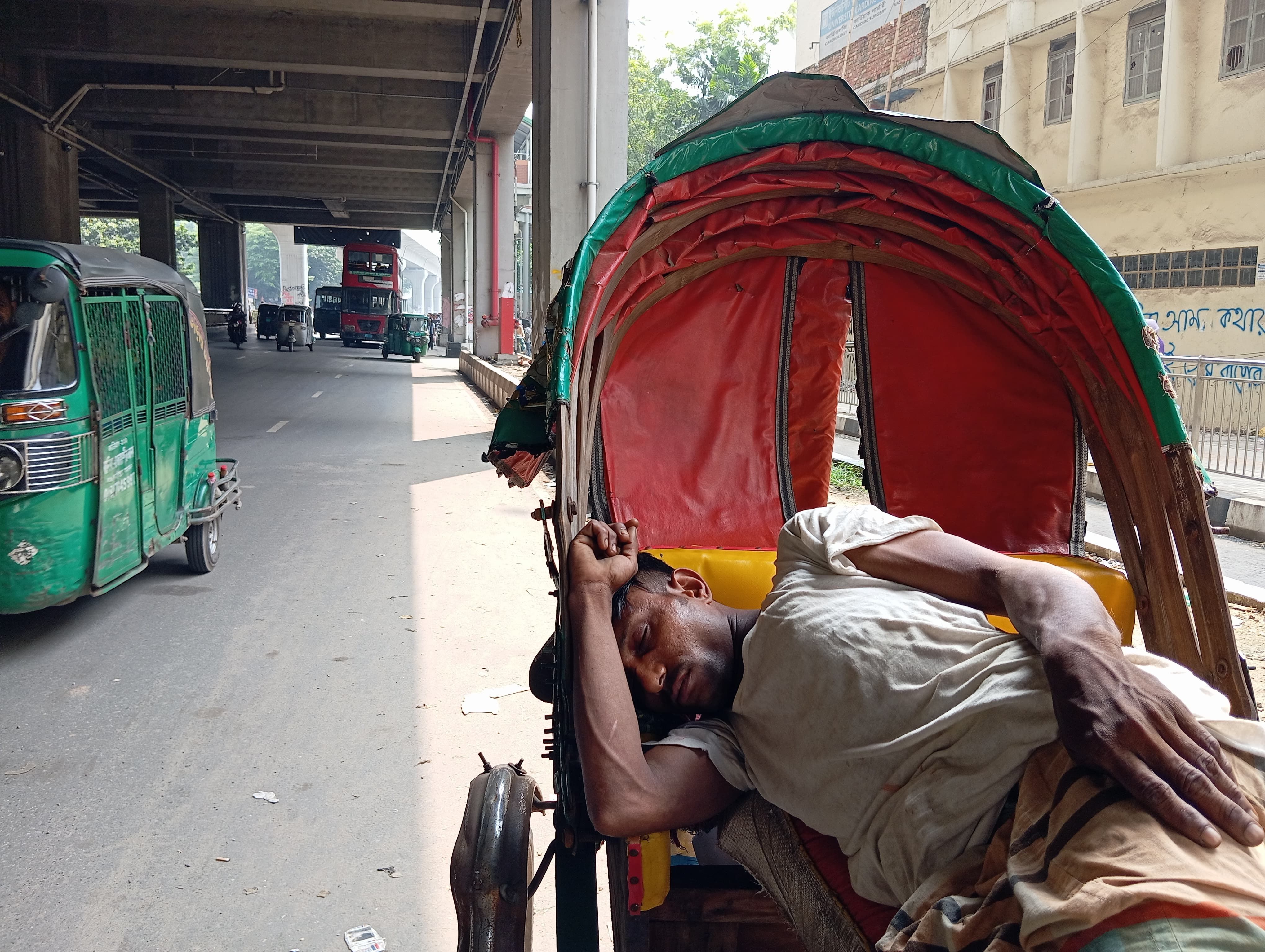 রিকশায় স্বস্তির ঘুম