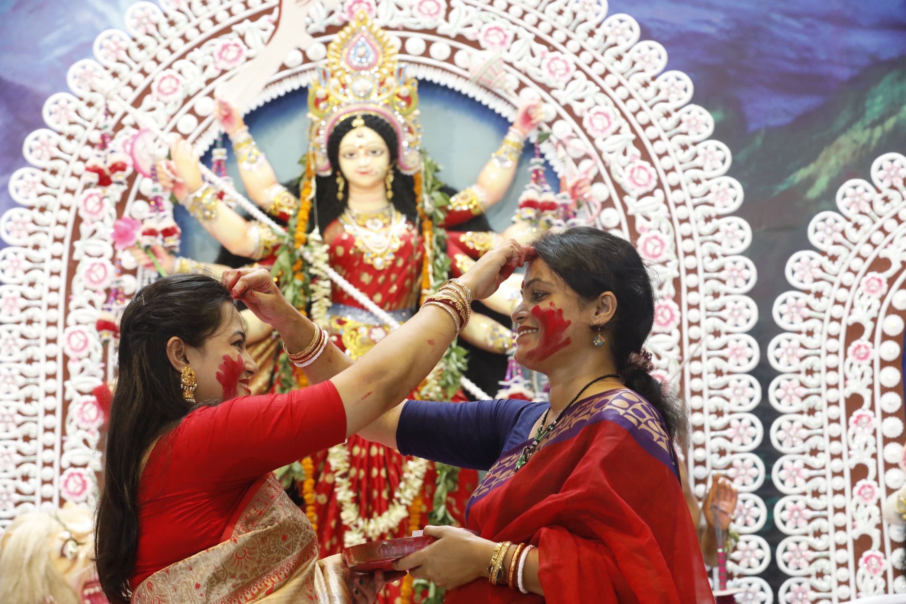 ছবিতে সিঁদুর খেলা ও প্রতিমা বিসর্জন