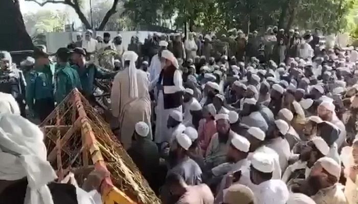 প্রধান বিচারপতির বাসভবনের সামনের সড়কে সাদপন্থীরা 