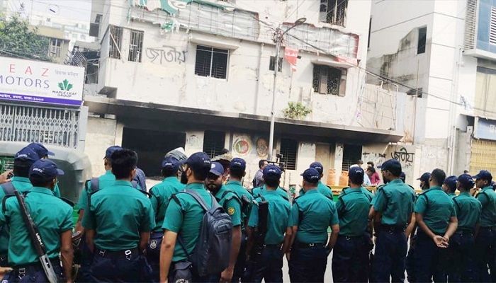 জাতীয় পার্টির কার্যালয়ের সামনে পুলিশের ব্যাপক উপস্থিতি