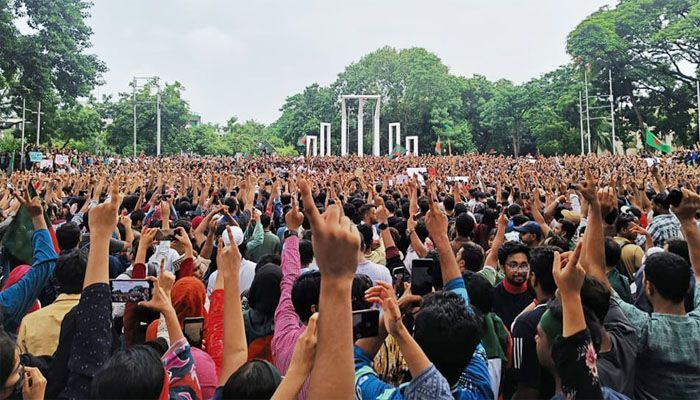 ছাত্ররা কি ‘কিংস পার্টি’ গঠনের চেষ্টা করছে?  