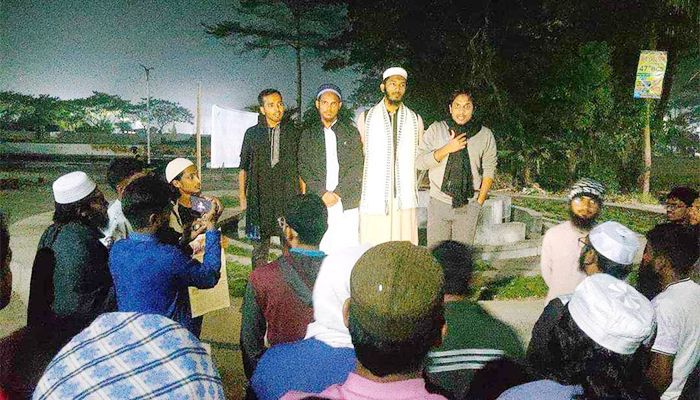 প্রথম আলোর সামনে বিক্ষোভকারীদের লাঠিচার্জ, প্রতিবাদে বশেমুরবিপ্রবিতে বিক্ষোভ 