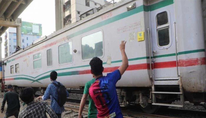ট্রেনে পাথর নিক্ষেপ: যে ব্যাখ্যা দিলো শিক্ষার্থীরা 