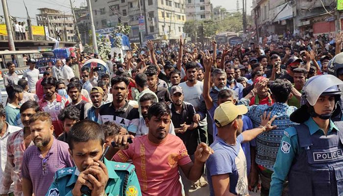 দয়াগঞ্জে সড়ক অবরোধ করে ব্যাটারিচালিত রিকশা চালকদের বিক্ষোভ
