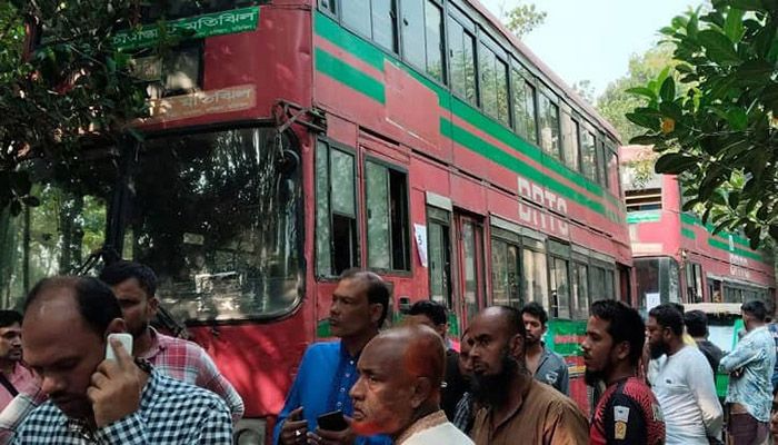 পিকনিক বাস বিদ্যুৎস্পৃষ্টে তিন ছাত্রের মৃত্যু: বরখাস্ত ৭ 