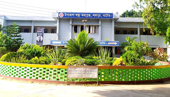 কামড় খাওয়ার পর সাপ নিয়ে হাসপাতালে কৃষক