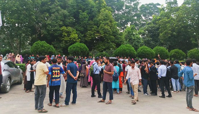 শ্রেণিকক্ষ ফিরে পেতে আন্দোলনে চারুকলা, ছাড়তে নারাজ অপর দুই বিভাগ 