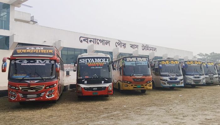 ৭ দিন পর বেনাপোল থেকে দূরপাল্লার বাস চলাচল শুরু