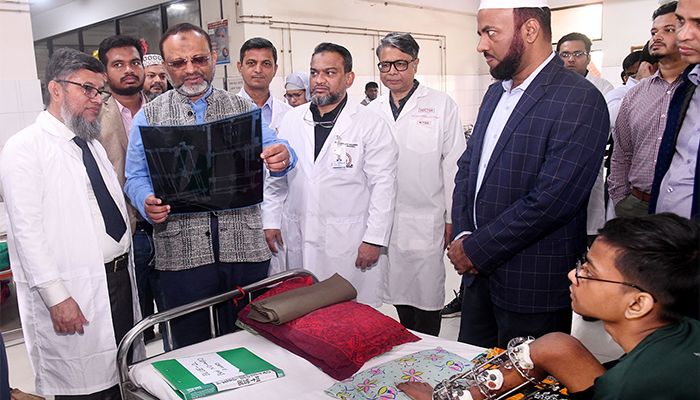 আন্দোলনে আহতদের দেখতে পঙ্গু হাসপাতালে ঢাবি উপাচার্য