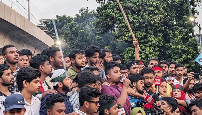 উপদেষ্টা পরিষদে ‘ফ্যাসিবাদের দোসর’, ঢাবিতে বিক্ষোভ