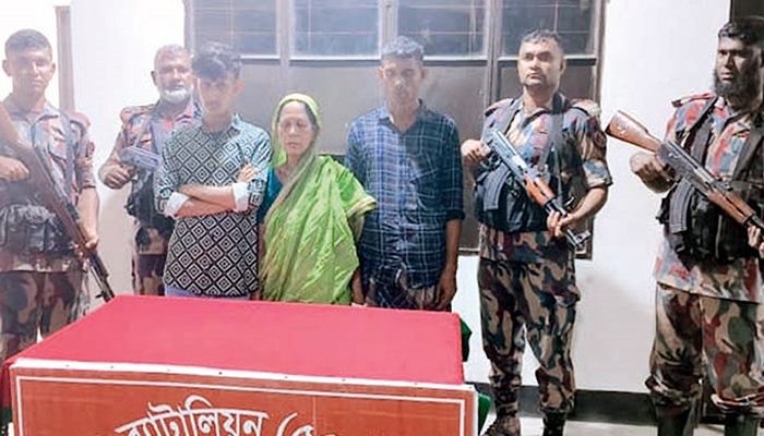 ভারতে অনুপ্রবেশকালে মা-ছেলেসহ আটক ৩