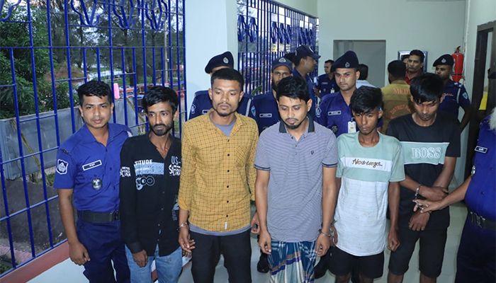 নোয়াখালীতে ১৭টি আগ্নেয়াস্ত্র-২৭৭ রাউন্ড গুলি-মাদকসহ গ্রেপ্তার ৫