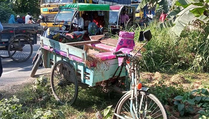 ঘোড়াঘাটে কাভার্ড ভ্যানের ধাক্কায় ভ্যানচালক নিহত