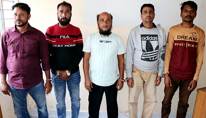 নাটোরে সাড়ে ৯ লাখ জাল টাকাসহ গ্রেপ্তার ৫