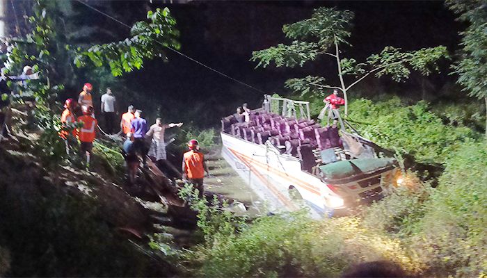 ধামরাইয়ে শ্রমিকবাহী বাস খাদে, নিহত ১