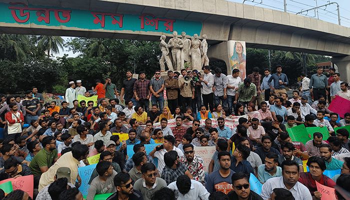 ৩ দাবিতে ঢাবিতে ছাত্রদলের বিক্ষোভ  