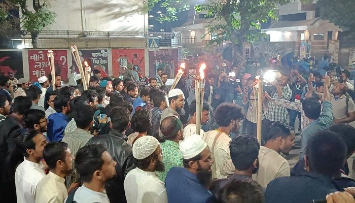 আইনজীবী সাইফুল হত্যার প্রতিবাদে ঢাবিতে বিক্ষোভ