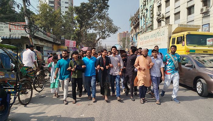 শিক্ষার্থীদের হাফ পাস কার্যকর না করায় বিক্ষোভ মিছিল