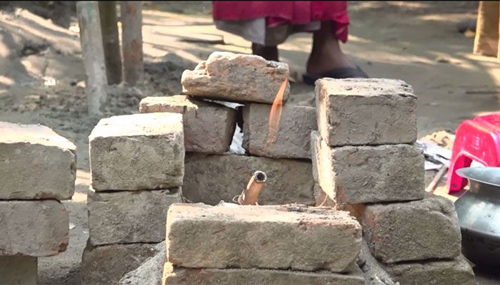 নলকূপ থেকে বের হচ্ছে গ্যাস, ধুমসে চলছে রান্না-বান্না
