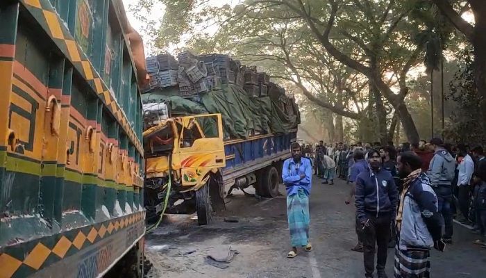 ঝিনাইদহে দুই ট্রাকের সংঘর্ষে নিহত ১