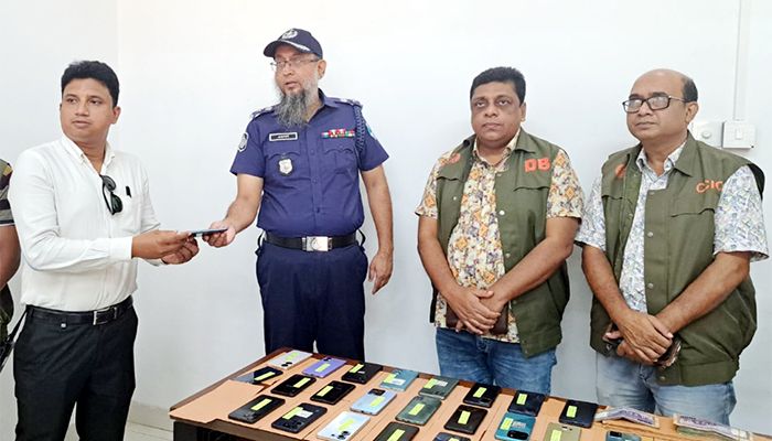 নড়াইলে ৩০টি ফোন ও বিকাশ প্রতারণার টাকা উদ্ধার