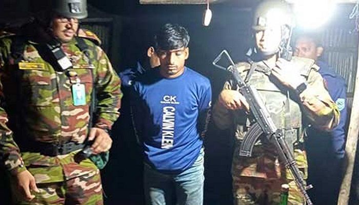 ঘোড়াঘাটে যৌথবাহিনীর অভিযানে অস্ত্রসহ যুবক গ্রেপ্তার
