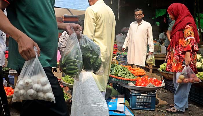 পলিথিন বন্ধে নজরদারির অভাব