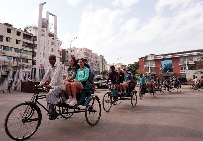 আইরিশ নারী ক্রিকেটারদের রিকশাভ্রমণ
