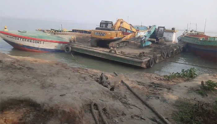 প্রকাশ্যে লুট হচ্ছে মেঘনা-কালাবদর নদীর মাটি