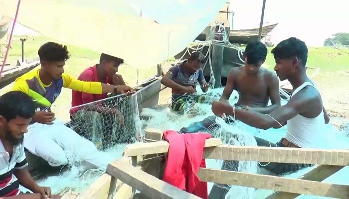 নিষেধাজ্ঞার ২২ দিন পর শুরু হচ্ছে ইলিশ শিকার